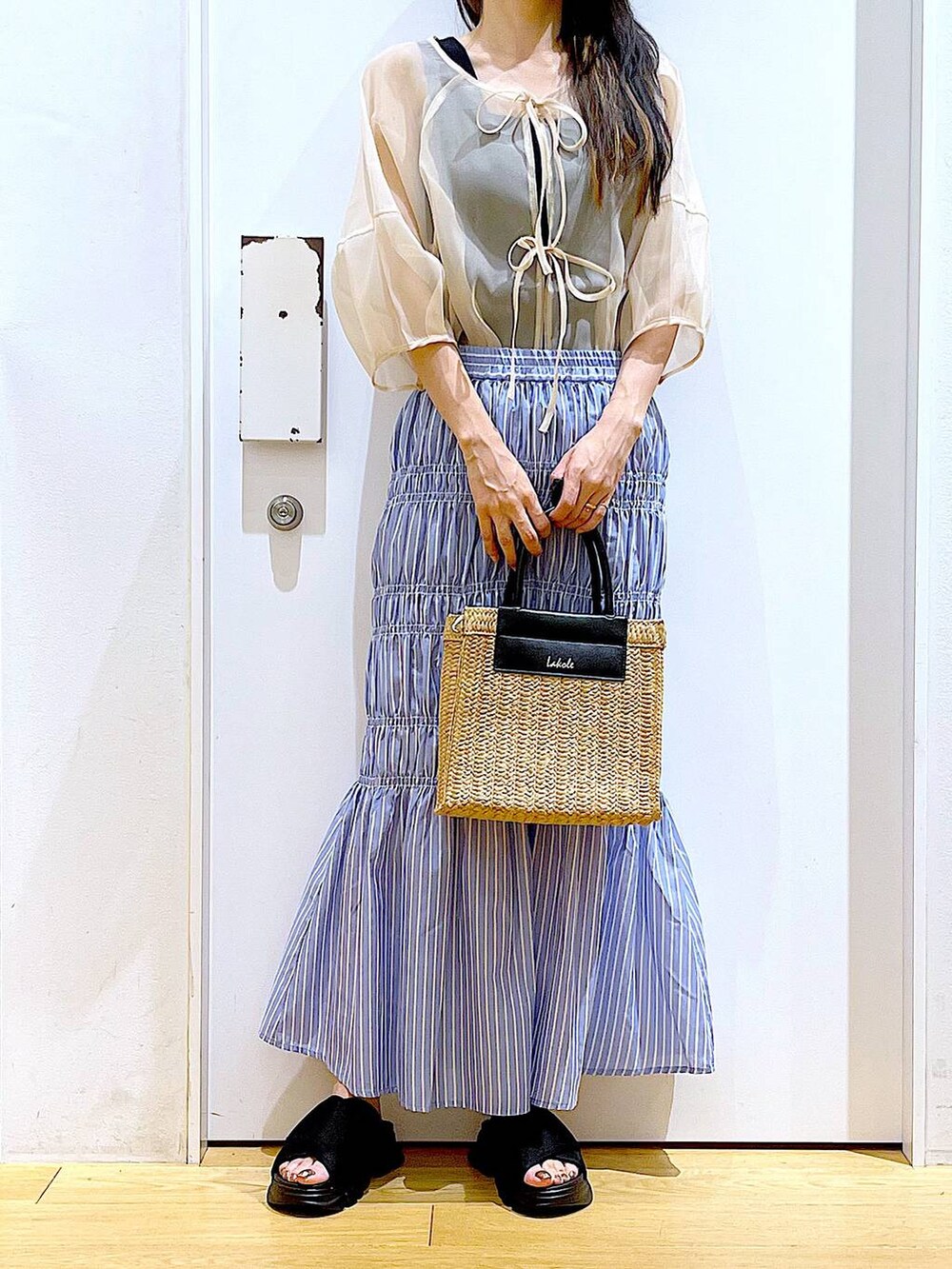 ブラック系のサンダル、その他のスカート、ブラック系のニット/セーターを着用したレディースの夏コーディネートの6枚目の写真