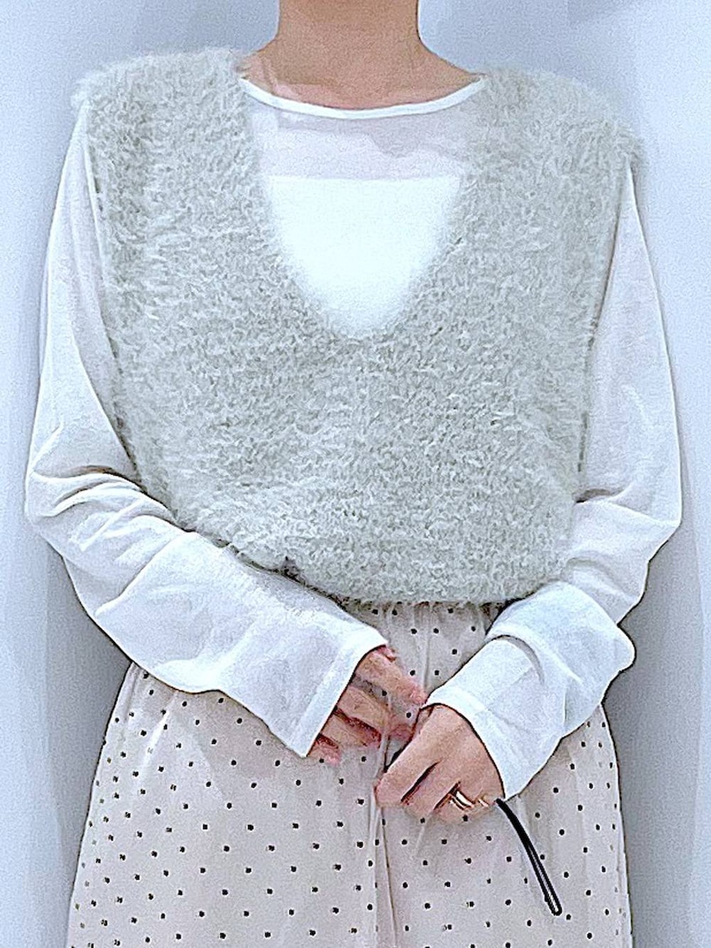 ブラック系のボストンバッグ、ベージュ系のスカート、ホワイト系のTシャツ/カットソーを着用したレディースの秋コーディネートの7枚目の写真