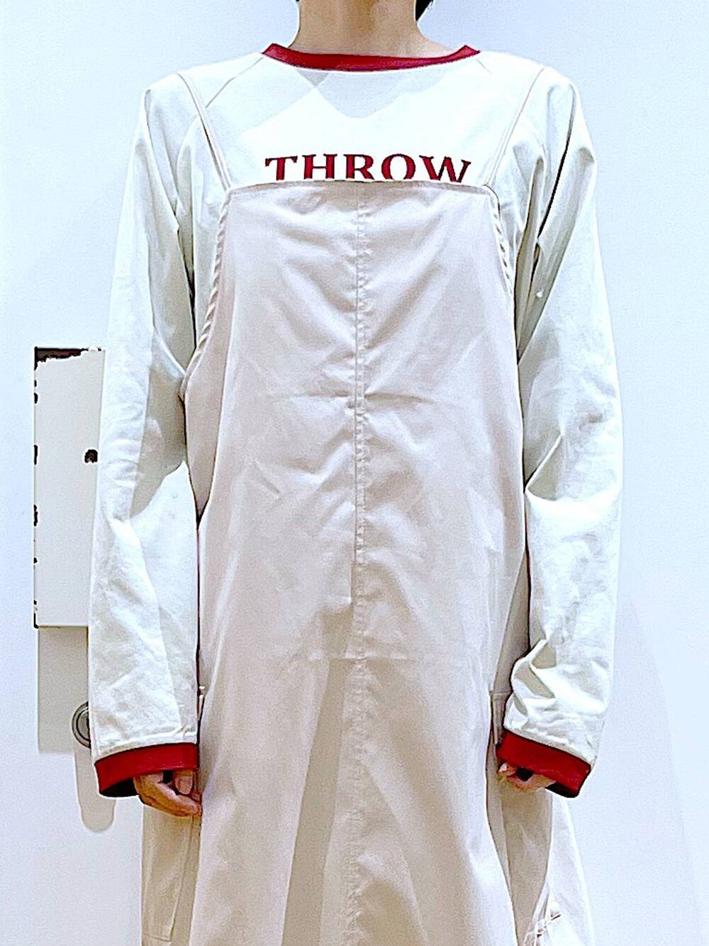 ホワイト系のスニーカー、ベージュ系のジャンパースカート、ベージュ系のTシャツ/カットソーを着用したレディースの春コーディネートの7枚目の写真