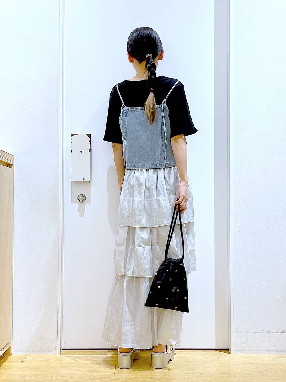 シルバー系のサンダル、ブラック系のショルダーバッグ、ブラック系のTシャツ/カットソーを着用したレディースの夏コーディネートの5枚目の写真