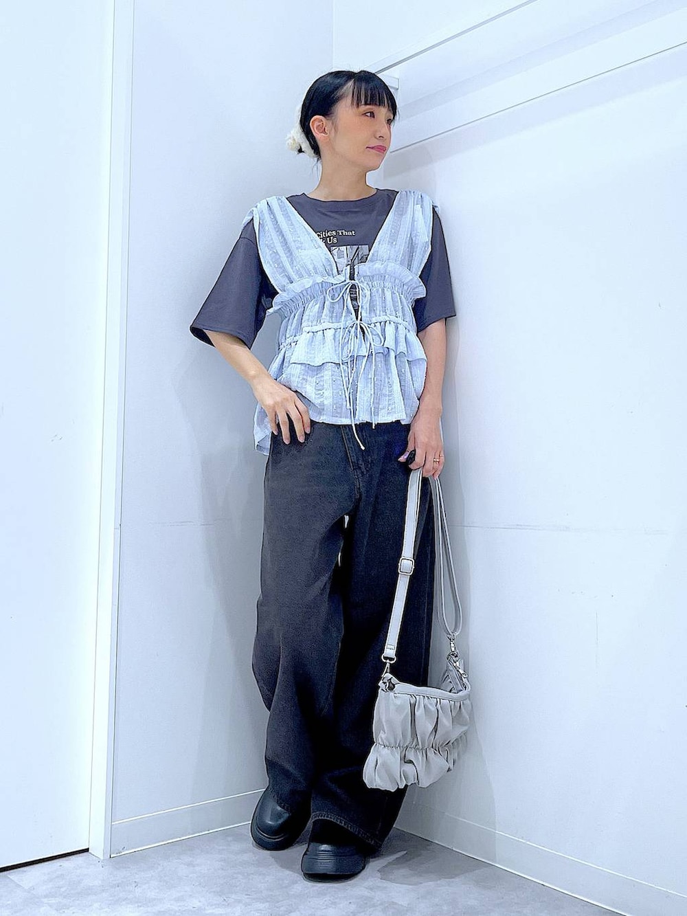 ブラック系のデニムパンツ、グレー系のTシャツ/カットソー、ブルー系のベストを着用したレディースの夏コーディネートの2枚目の写真