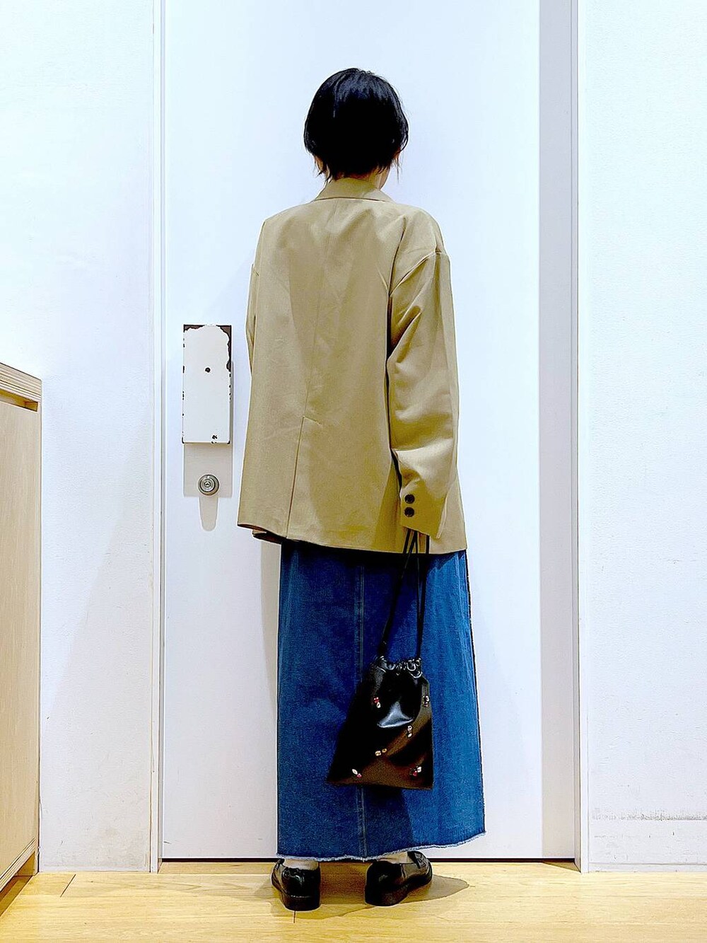 ブラック系のショルダーバッグ、ブラック系のローファー、ブラック系のTシャツ/カットソーを着用したレディースの秋コーディネートの5枚目の写真