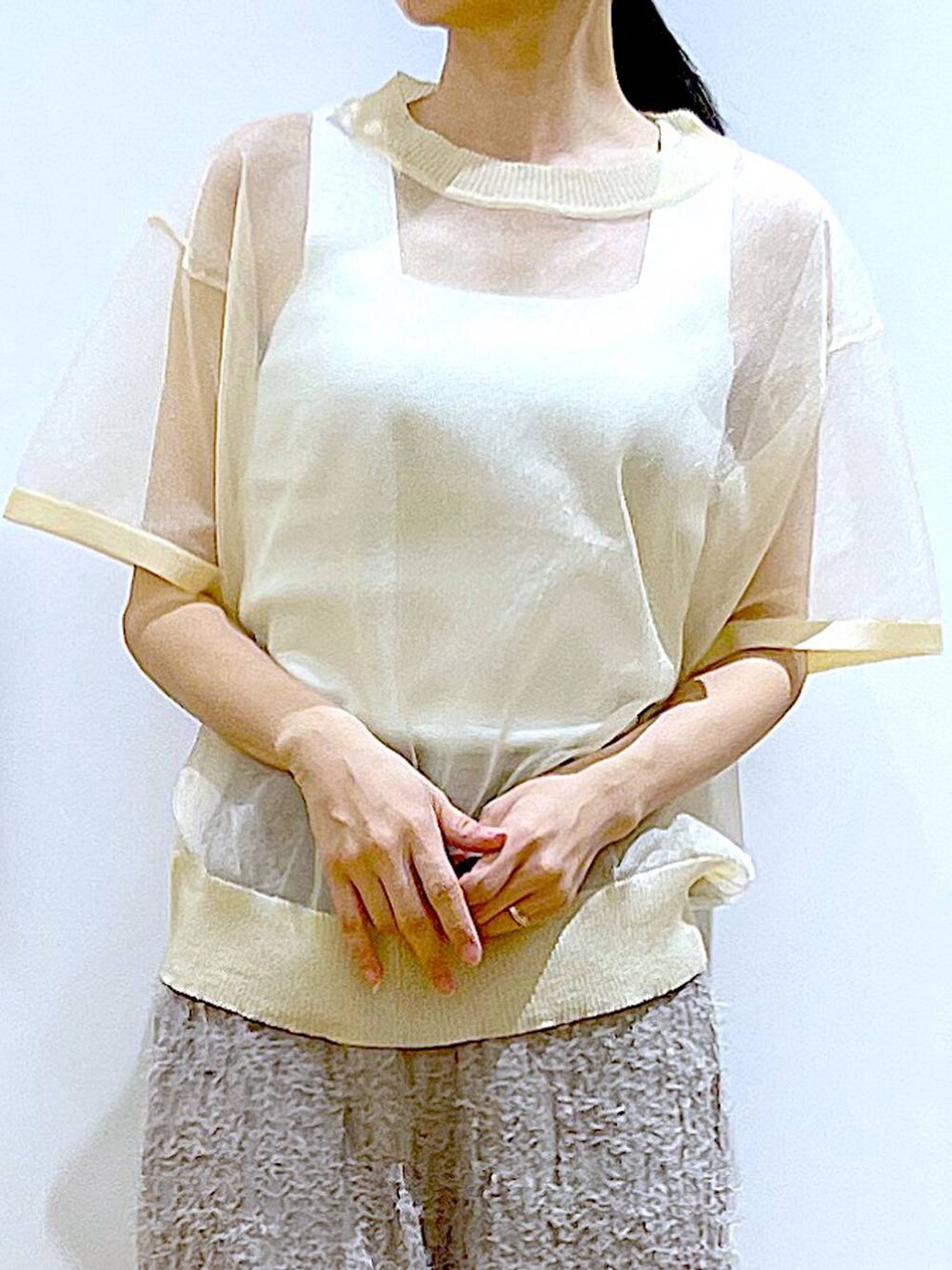 ホワイト系のニット/セーター、ベージュ系のその他パンツ、ホワイト系のニット/セーターを着用したレディースの夏コーディネートの7枚目の写真