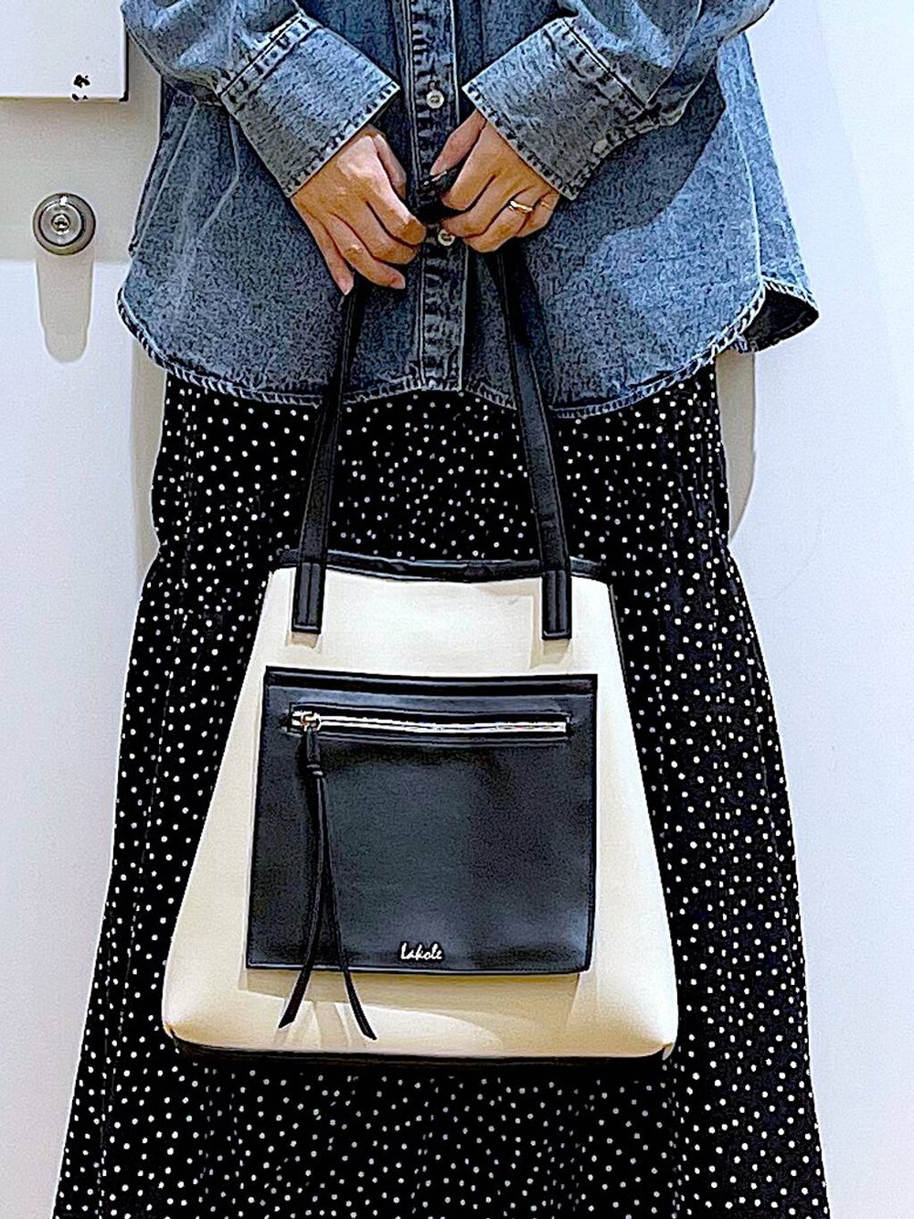 ブラック系のブーツ、ブルー系のシャツ/ブラウス、ホワイト系のトートバッグを着用したレディースの春コーディネートの9枚目の写真