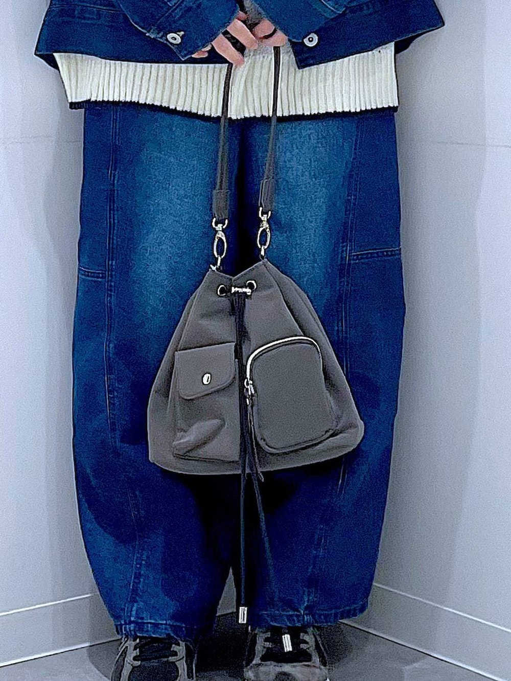 ブルー系のデニムジャケット、ホワイト系のニット/セーター、ブルー系のデニムパンツを着用したレディースの冬コーディネートの9枚目の写真