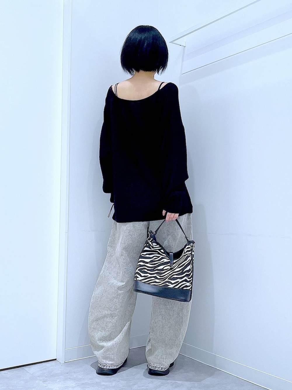 ベージュ系のデニムパンツ、ブラック系のローファー、その他のショルダーバッグを着用したレディースの秋コーディネートの5枚目の写真