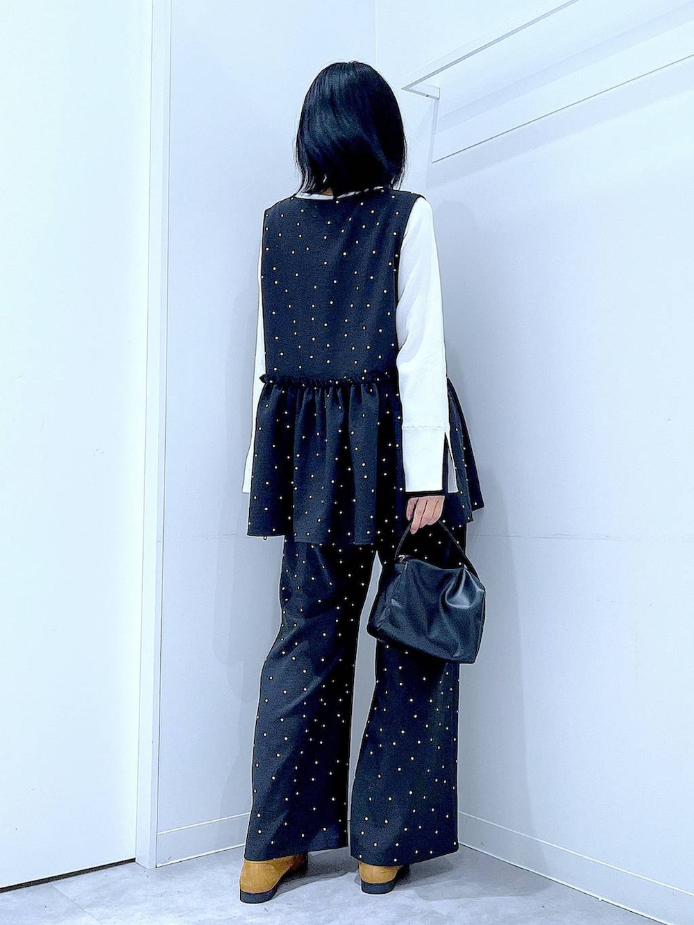 その他のその他パンツ、ブラック系のショルダーバッグ、ホワイト系のニット/セーターを着用したレディースの春コーディネートの5枚目の写真