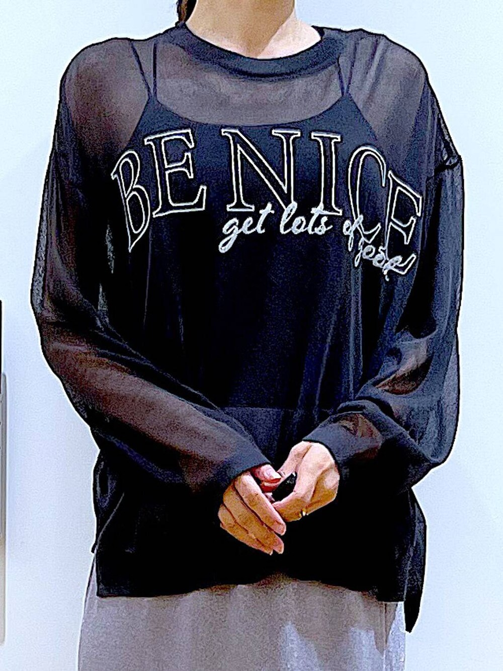 パープル系のスカート、ブラック系のサンダル、グレー系のニット/セーターを着用したレディースの春コーディネートの7枚目の写真