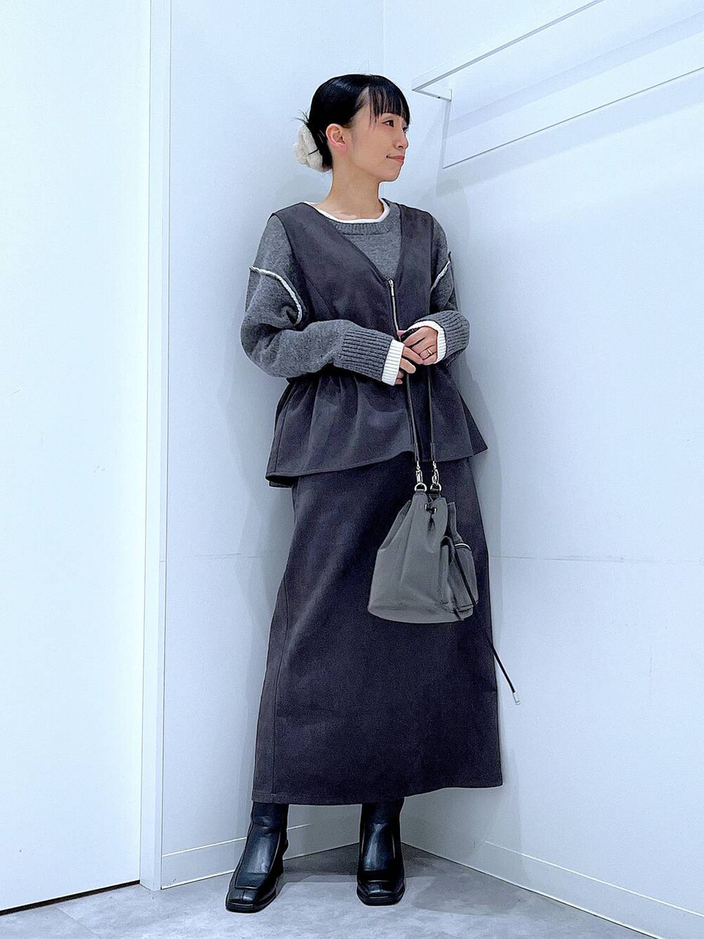 ブラック系のブーツ、グレー系のワンピース、グレー系のニット/セーターを着用したレディースの冬コーディネートの2枚目の写真