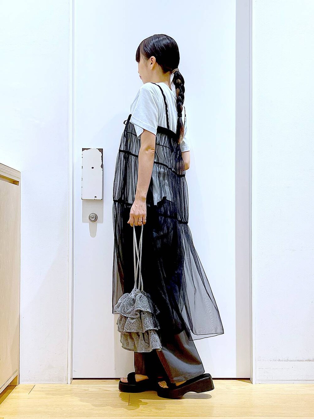 シルバー系のショルダーバッグ、グレー系のその他パンツ、ブラック系のサンダルを着用したレディースの夏コーディネートの3枚目の写真