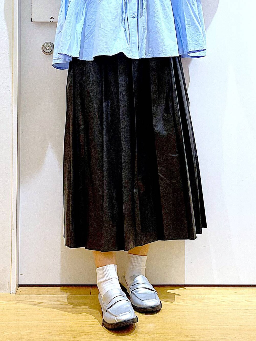 シルバー系のローファー、ブラック系のショルダーバッグ、ブルー系のシャツ/ブラウスを着用したレディースの秋コーディネートの8枚目の写真