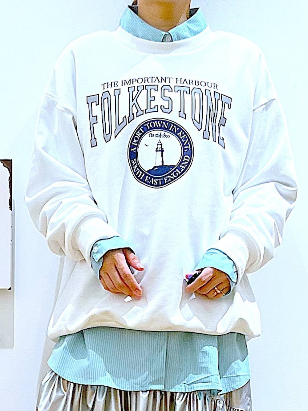 グリーン系のシャツ/ブラウス、シルバー系のスカート、ベージュ系のブーツを着用したレディースの春コーディネートの5枚目の写真