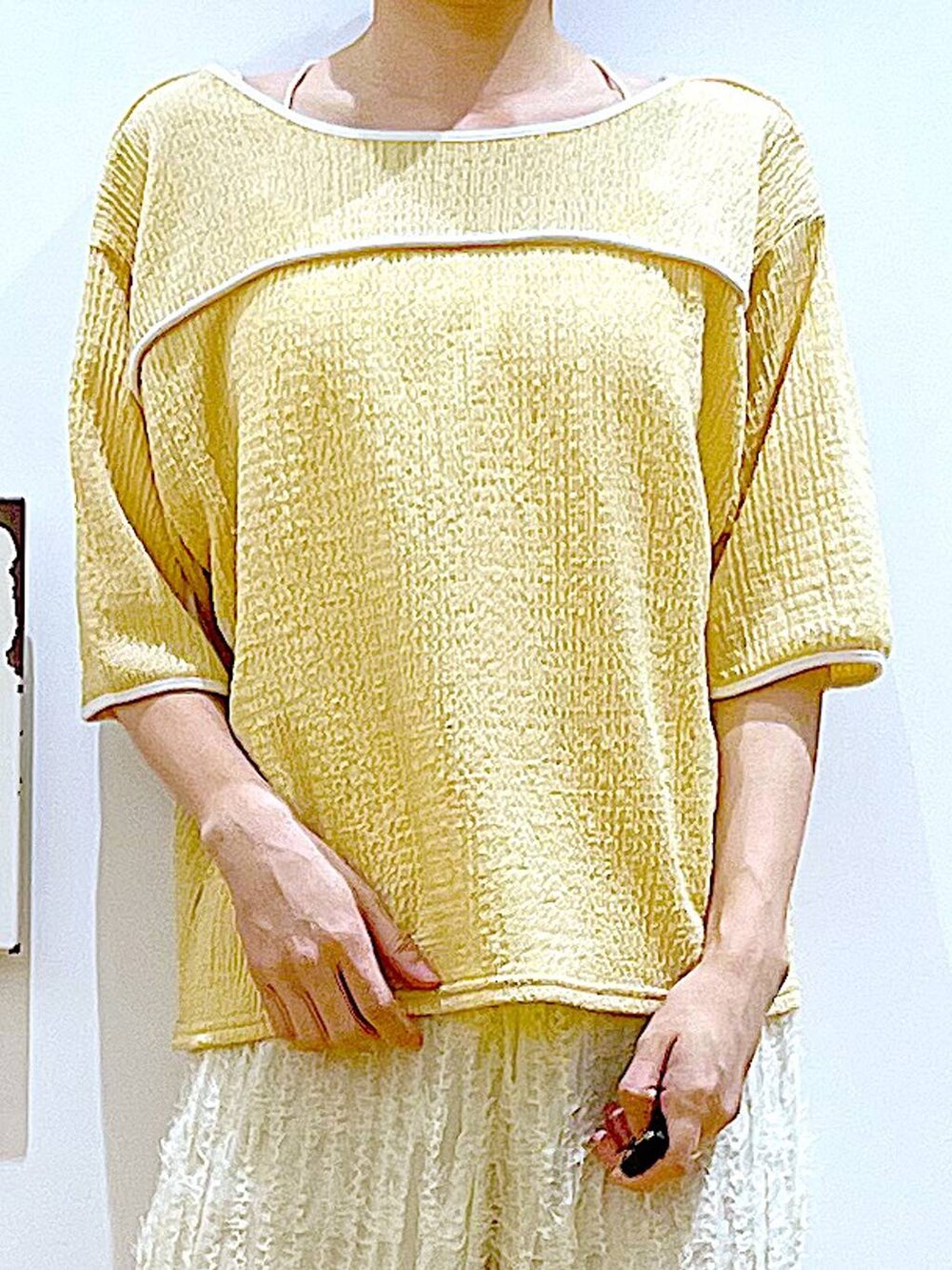 ブラック系のサンダル、ブラック系のショルダーバッグ、ホワイト系のその他パンツを着用したレディースの春コーディネートの7枚目の写真