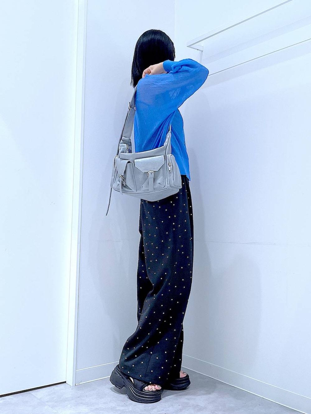 その他のその他パンツ、グレー系のショルダーバッグ、ブラック系のサンダルを着用したレディースの夏コーディネートの4枚目の写真