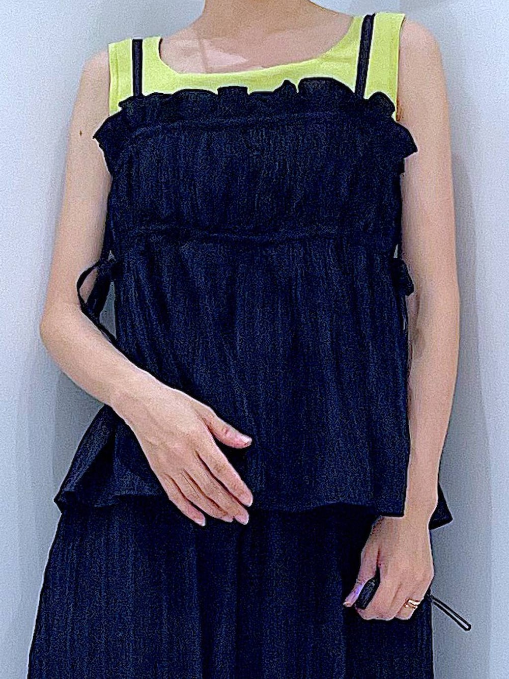ブラック系のその他パンツ、ブラック系のキャミソール、イエロー系のタンクトップを着用したレディースの夏コーディネートの7枚目の写真