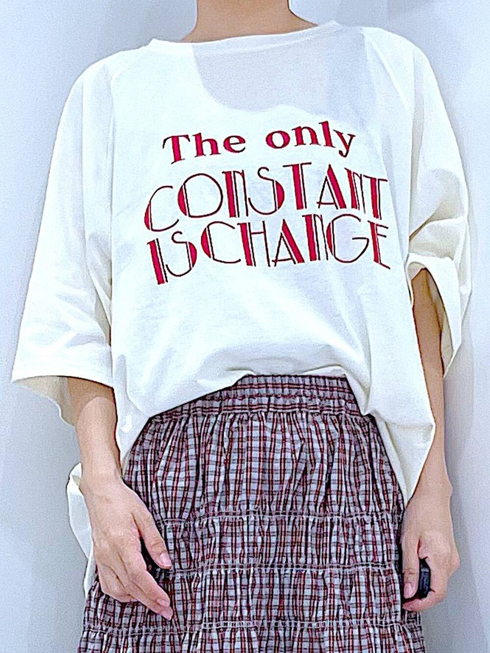 ブラック系のバックパック/リュック、シルバー系のサンダル、ホワイト系のTシャツ/カットソーを着用したレディースの夏コーディネートの7枚目の写真