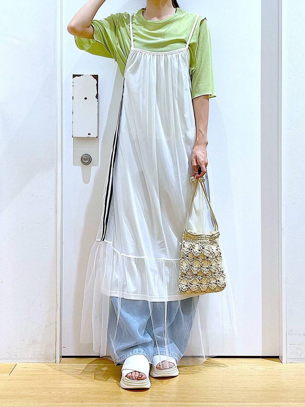 ホワイト系のサンダル、ホワイト系のワンピース、ベージュ系のショルダーバッグを着用したレディースの夏コーディネートの6枚目の写真