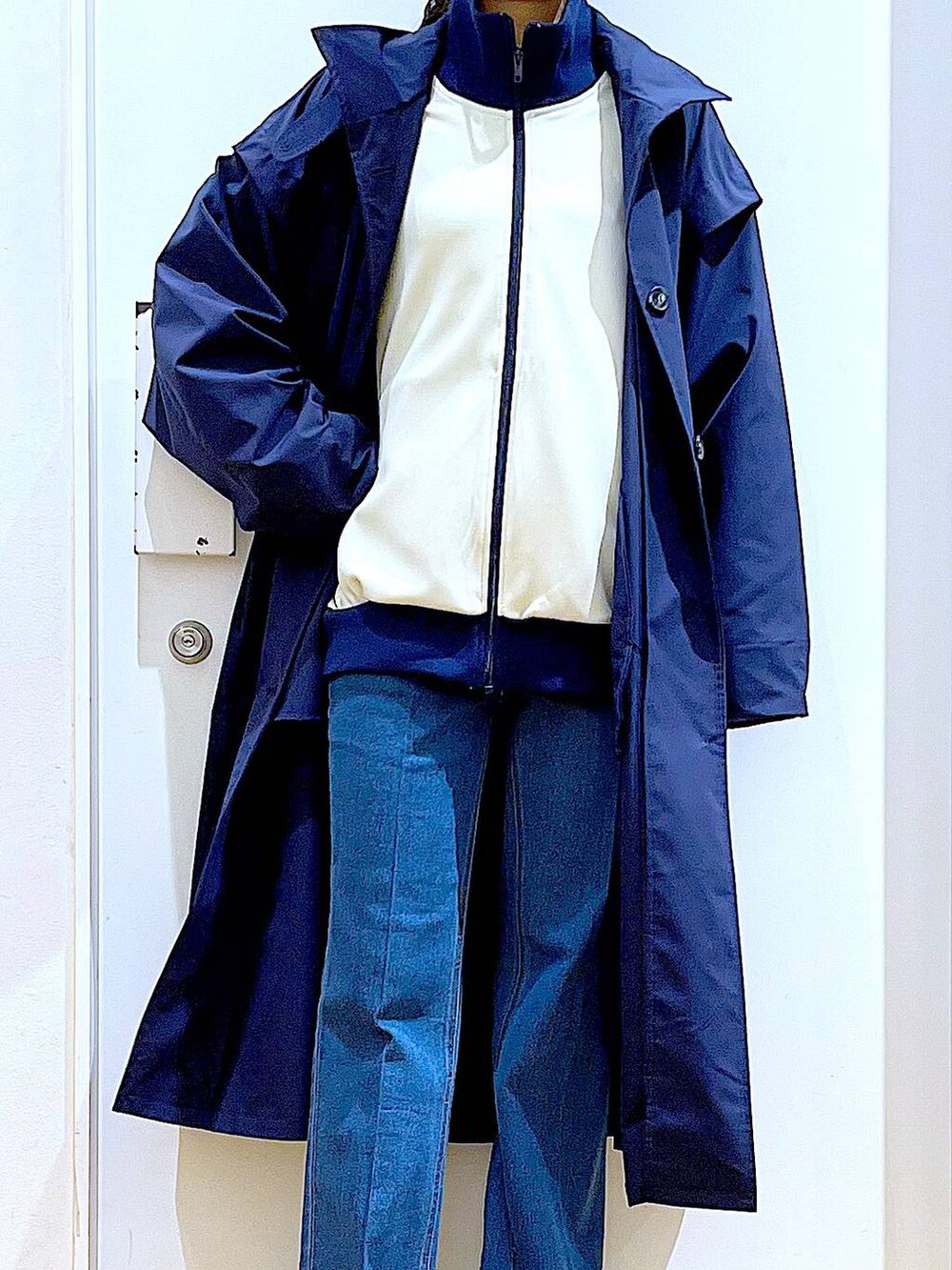 ブラック系のショルダーバッグ、ブルー系のデニムパンツ、ブルー系のその他アウターを着用したレディースの冬コーディネートの8枚目の写真