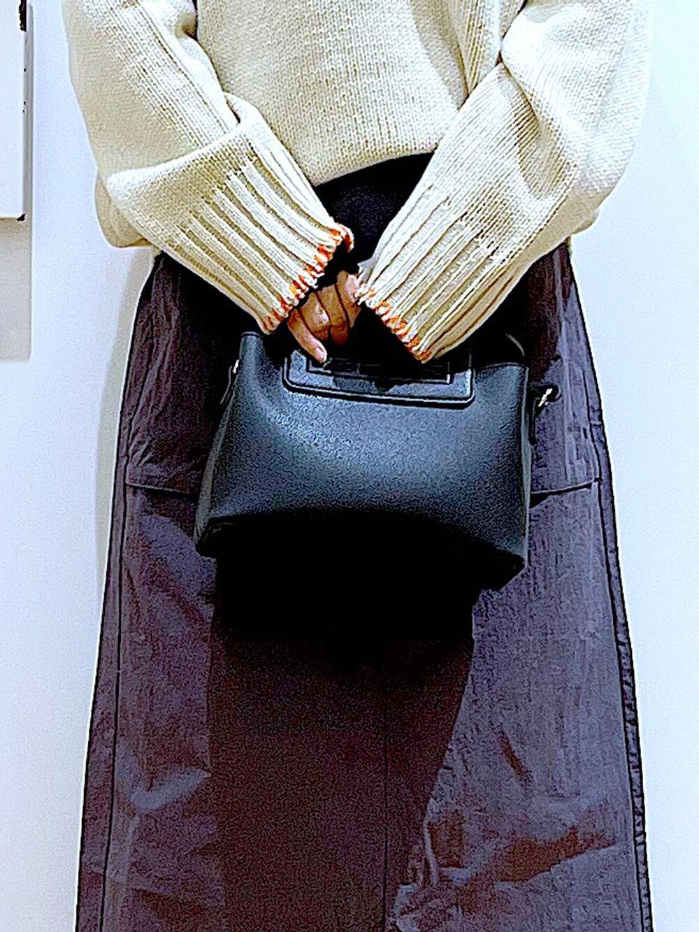 ブラック系のTシャツ/カットソー、ベージュ系のブーツ、ブラック系のショルダーバッグを着用したレディースの冬コーディネートの9枚目の写真