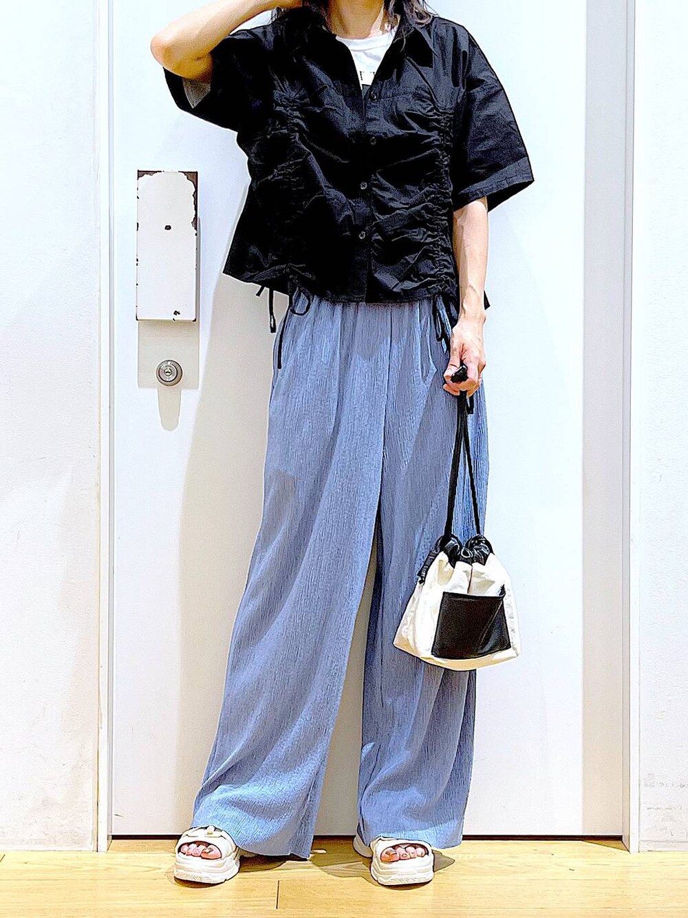 ホワイト系のショルダーバッグ、ホワイト系のサンダル、ブルー系のその他パンツを着用したレディースの春コーディネートの6枚目の写真