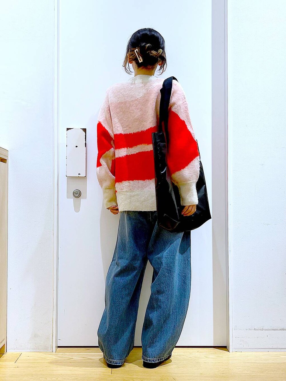 ベージュ系のブーツ、ベージュ系のニット/セーター、ブルー系のデニムパンツを着用したレディースの冬コーディネートの5枚目の写真