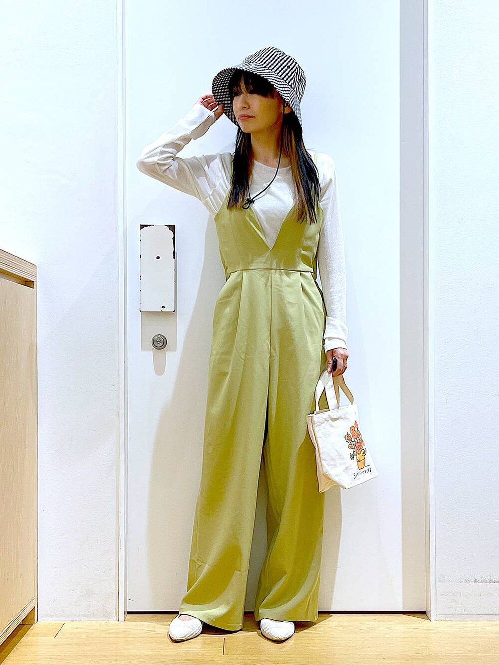 その他のトートバッグ、ホワイト系のパンプス、イエロー系のサロペット/オーバーオールを着用したレディースの春コーディネートの2枚目の写真