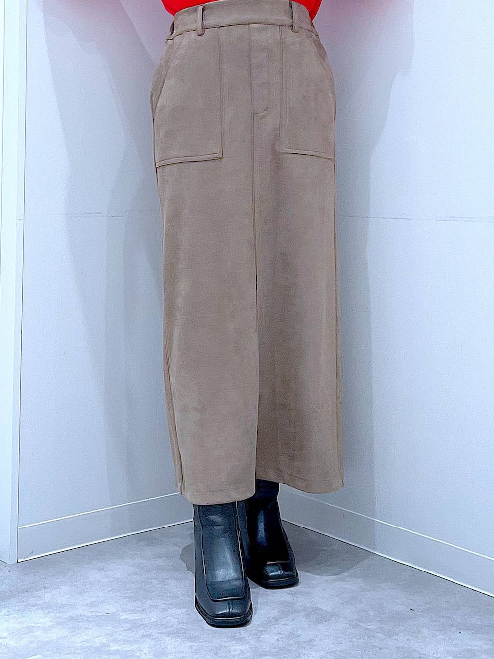 レッド系のニット/セーター、ブラック系のブーツ、ブラック系のショルダーバッグを着用したレディースの冬コーディネートの8枚目の写真