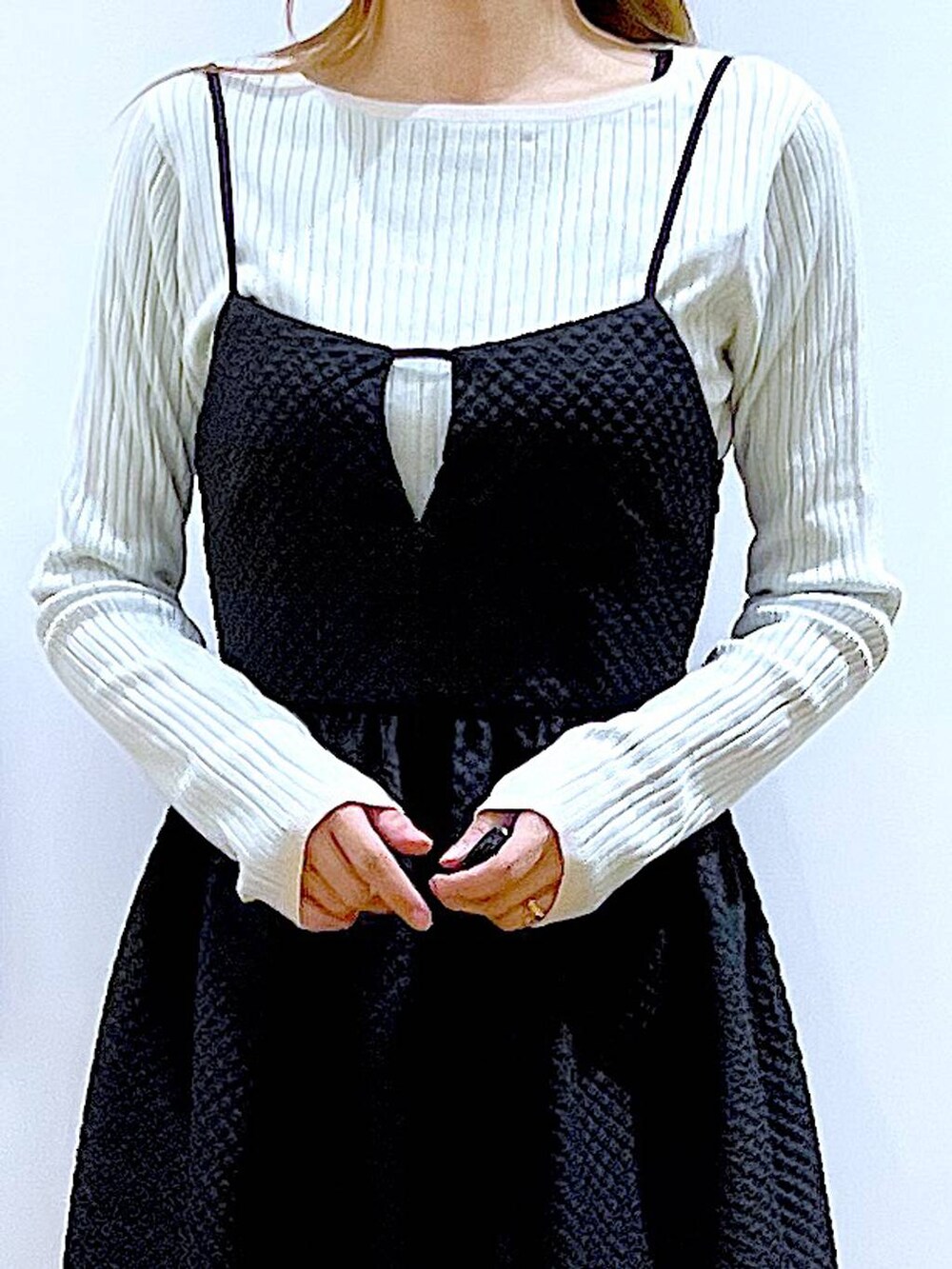 ブラック系のスニーカー、ブラック系のワンピース、グリーン系のニット/セーターを着用したレディースの春コーディネートの7枚目の写真