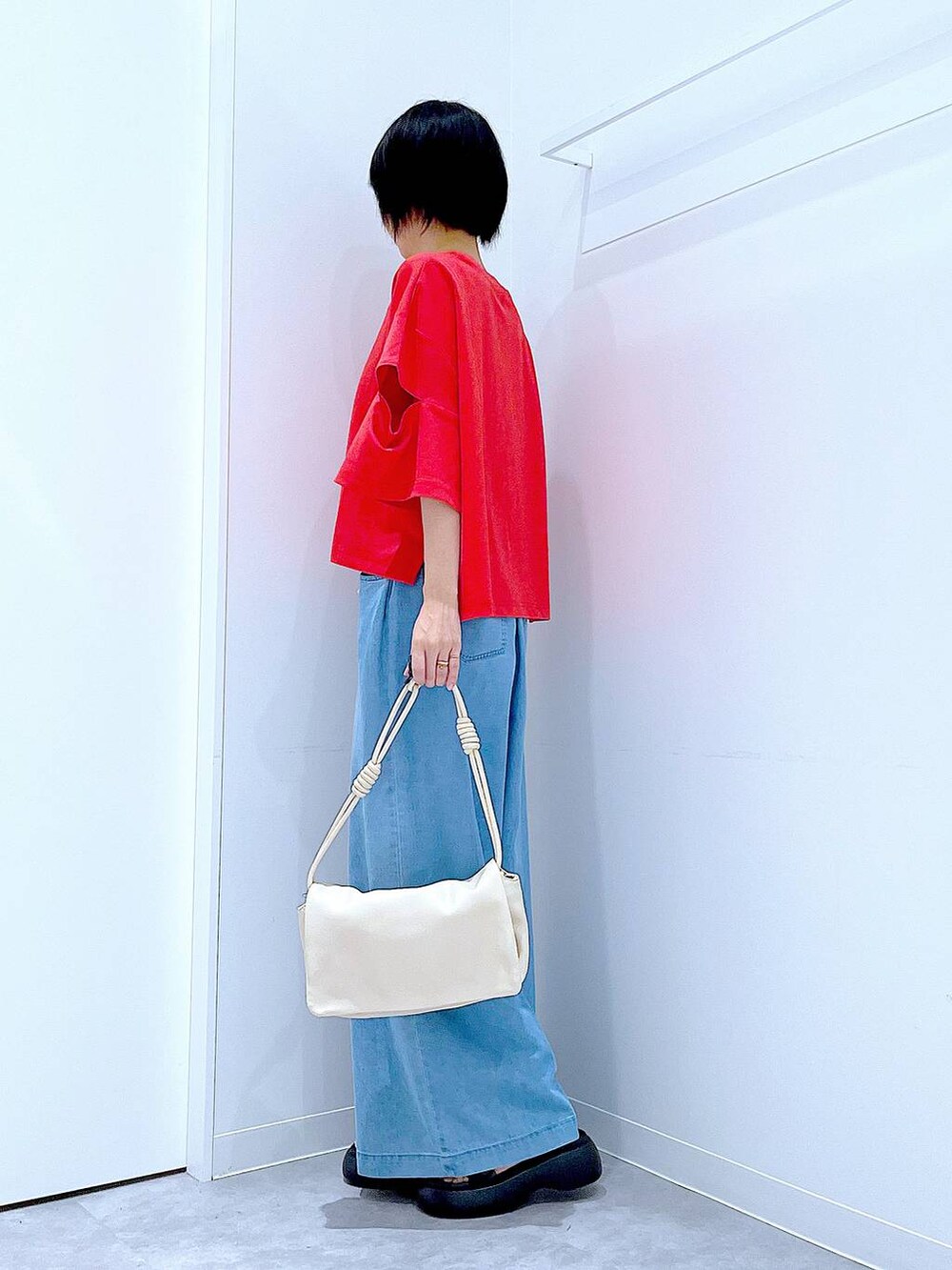 ブラック系のサンダル、レッド系のTシャツ/カットソー、ホワイト系のショルダーバッグを着用したレディースの夏コーディネートの3枚目の写真