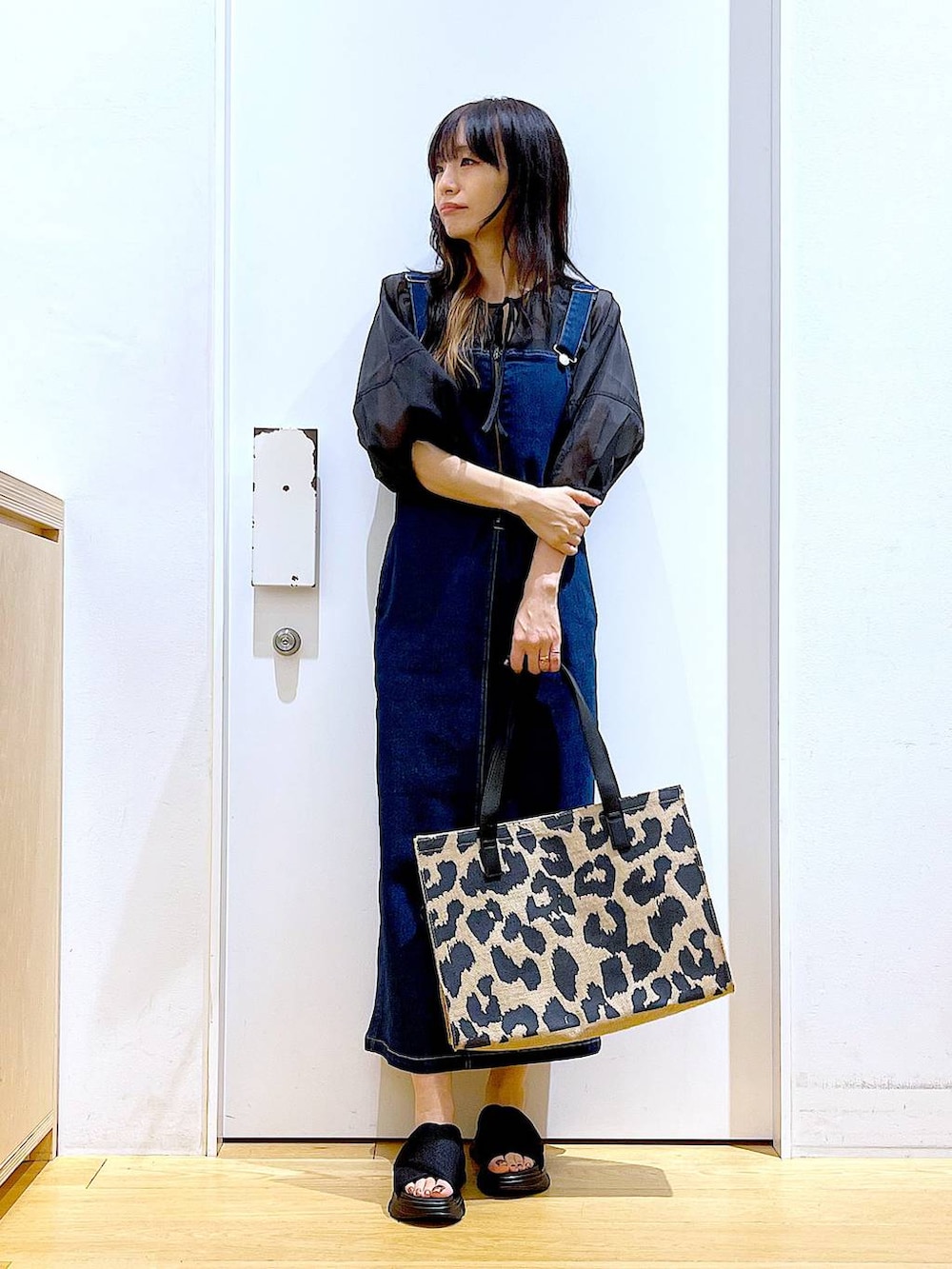 ブルー系のジャンパースカート、その他のトートバッグ、ブラック系のサンダルを着用したレディースの夏コーディネートの2枚目の写真