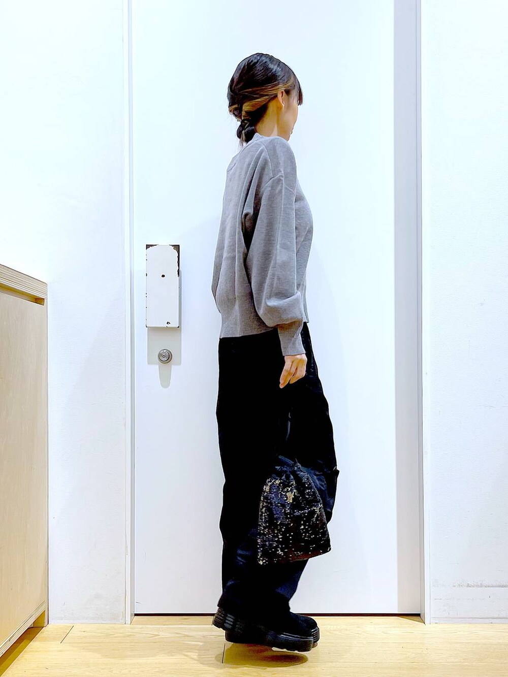 ブラック系のショルダーバッグ、ブラック系のブーツ、ブラック系のその他パンツを着用したレディースの冬コーディネートの4枚目の写真