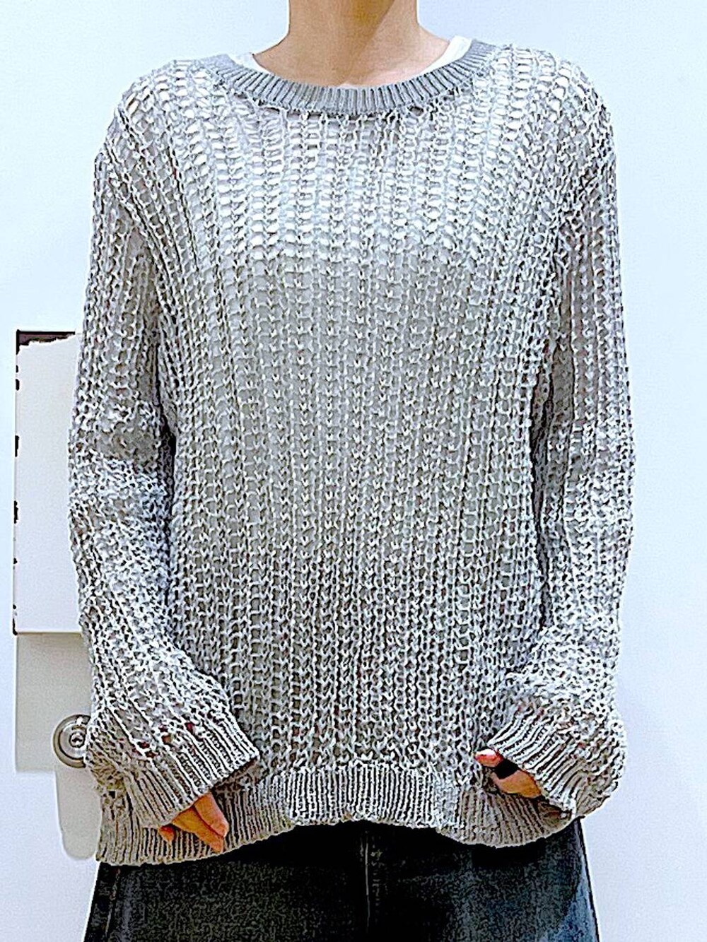 ブルー系のデニムパンツ、ホワイト系のトートバッグ、シルバー系のパンプスを着用したレディースの春コーディネートの7枚目の写真