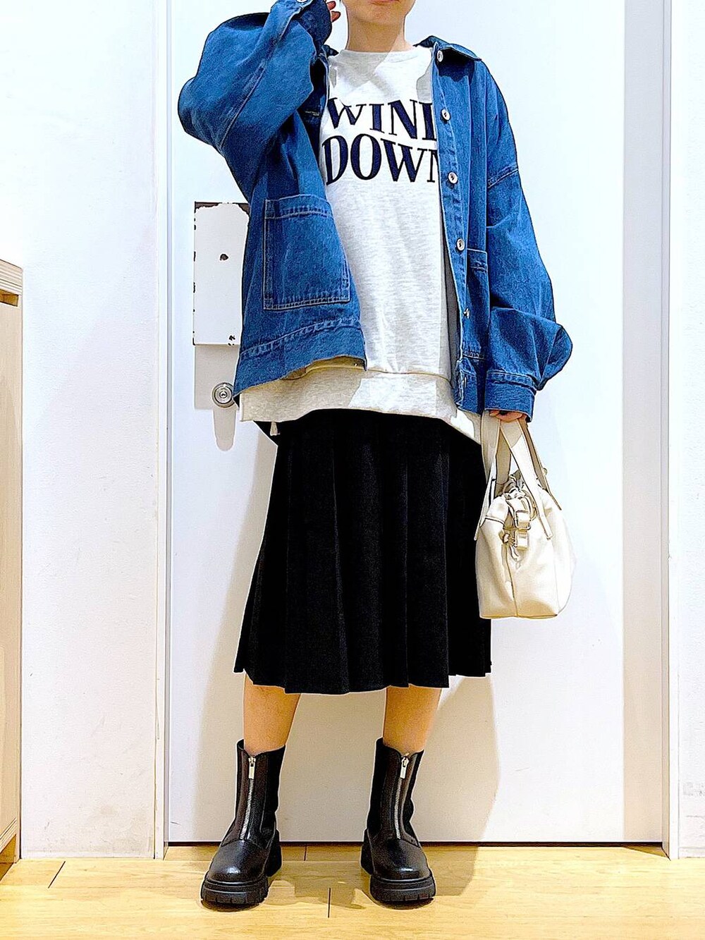 「リラックス、若見え、ゆったり、休日コーデ、骨格ウェーブ、LAKOLE、スカート、カジュアルコーデ、スウェット、デニムジャケット、オーバーサイズ、春コーデ、ブーツ、ショルダーバッグ、おでかけ」｜「LAKOLEのZIPニットコンビブーツ / 140074（ブーツ、ブラック系）」を使った、あおき@LAKOLE海老名さん（レディース・156cm）の冬コーディネートの6枚目の写真