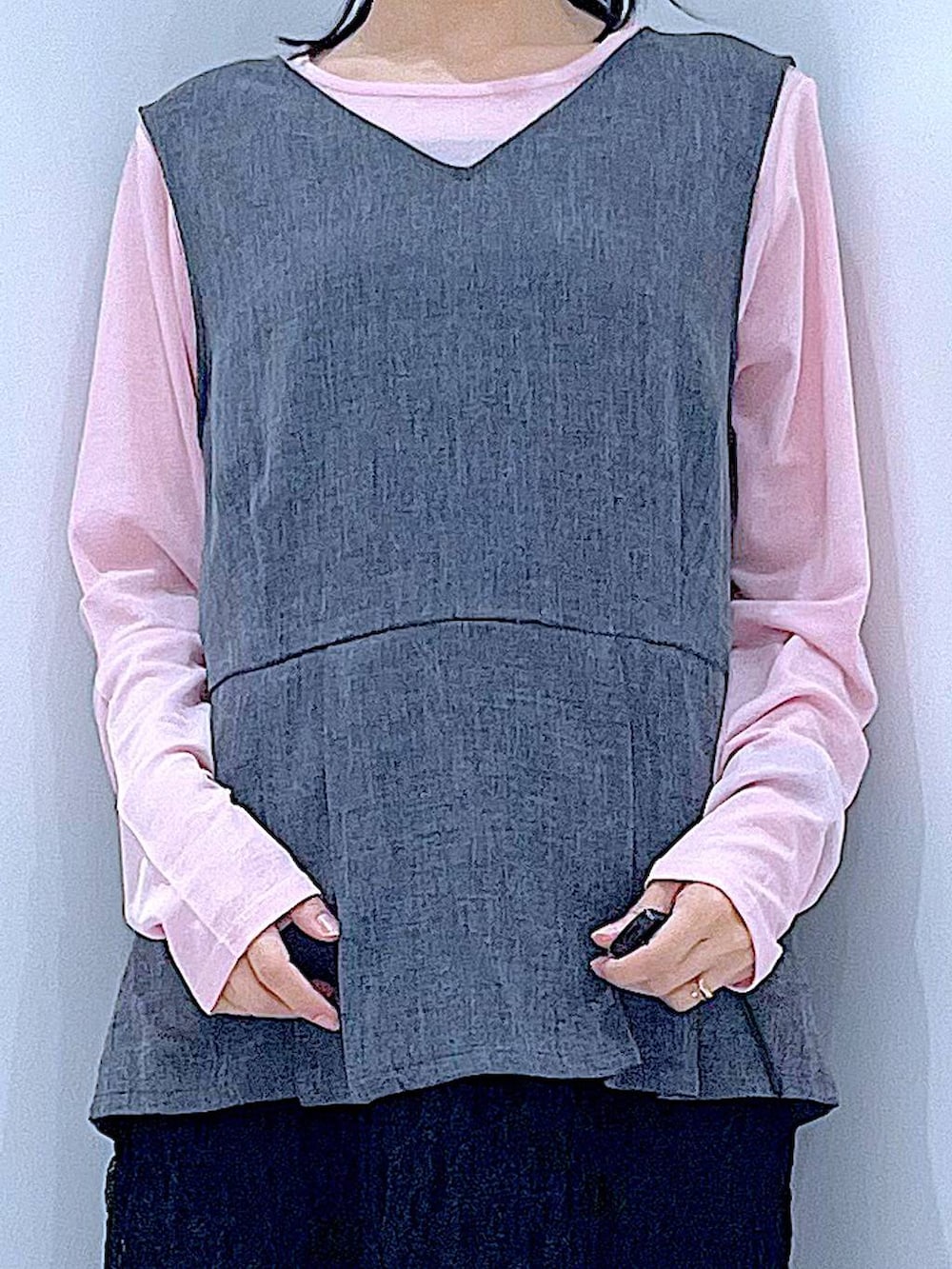 ピンク系のTシャツ/カットソー、ブラック系のスカート、ブラック系のショルダーバッグを着用したレディースの春コーディネートの7枚目の写真