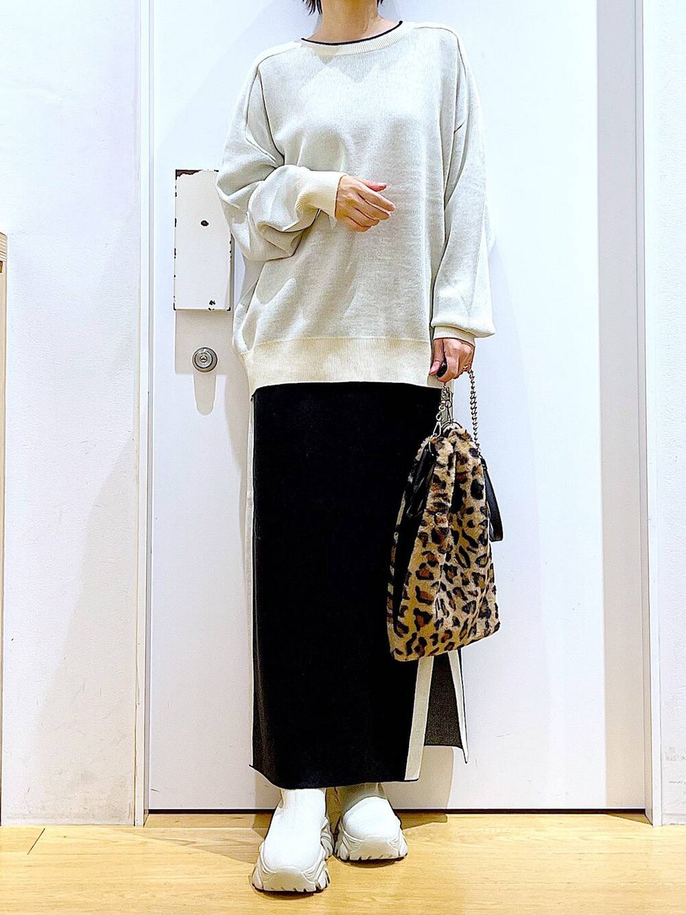 ベージュ系のニット/セーター、その他のショルダーバッグ、ブラック系のスカートを着用したレディースの冬コーディネートの6枚目の写真
