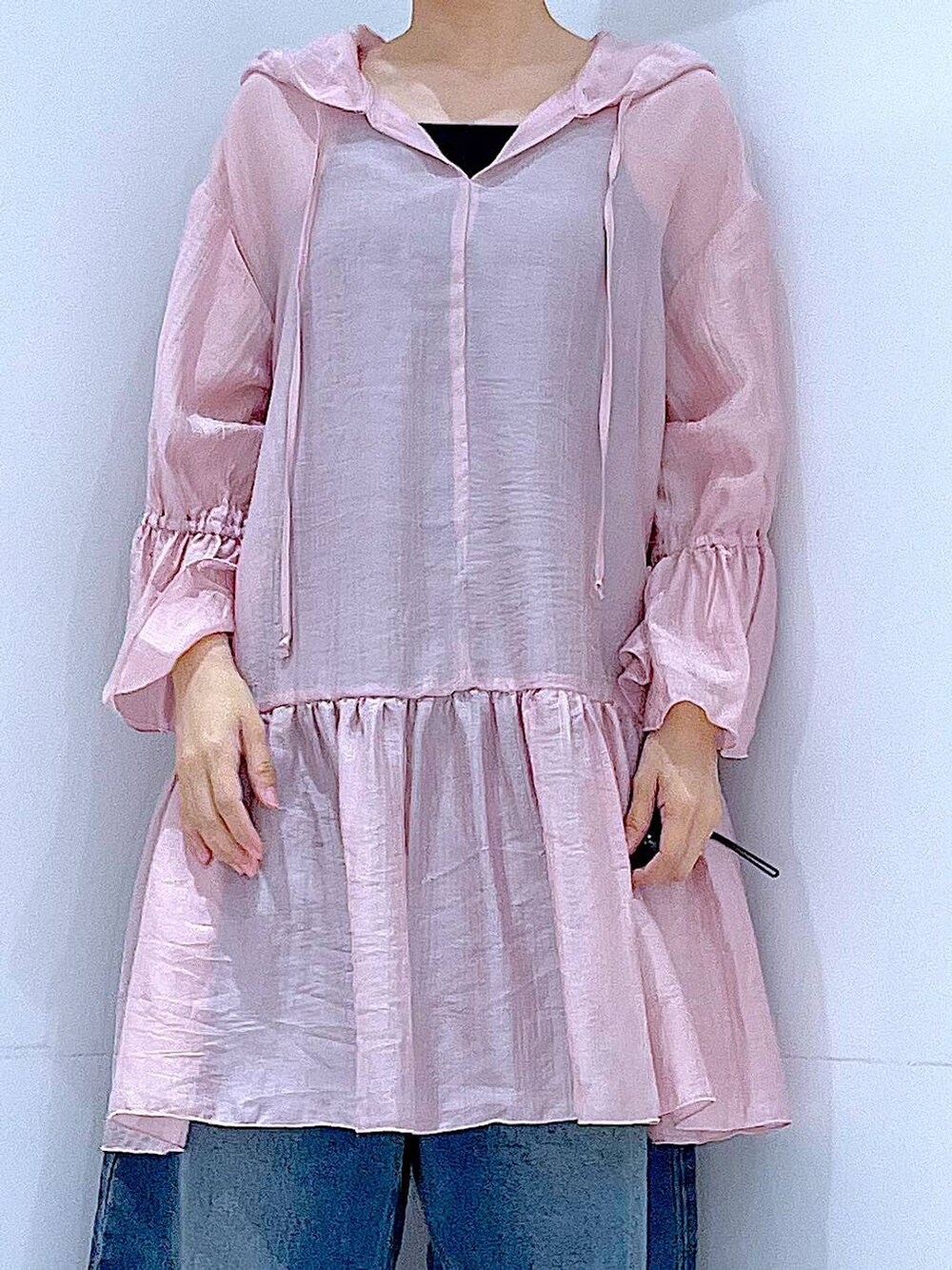 ブルー系のデニムパンツ、ブラック系のスニーカー、ブラック系のショルダーバッグを着用したレディースの春コーディネートの7枚目の写真