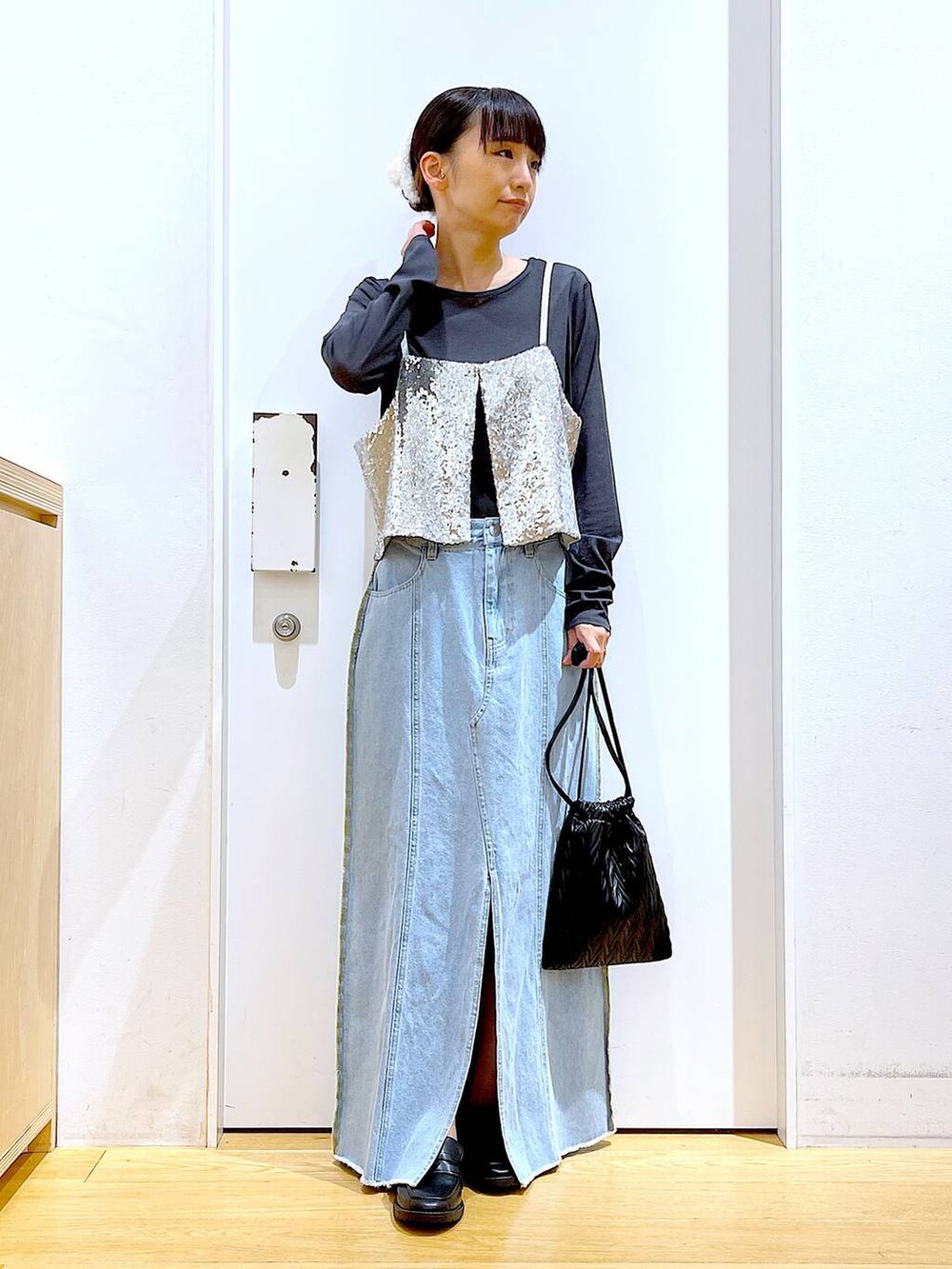 ブラック系のショルダーバッグ、ブラック系のローファー、グレー系のTシャツ/カットソーを着用したレディースの秋コーディネートの2枚目の写真