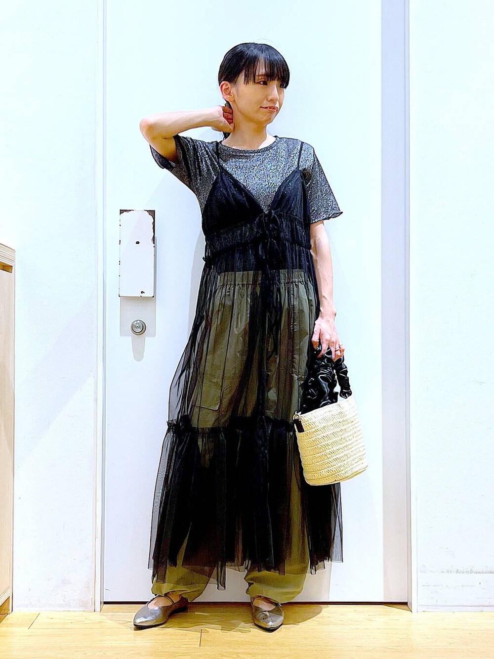 ブラック系のワンピース、グリーン系のカーゴパンツ、その他のパンプスを着用したレディースの夏コーディネートの2枚目の写真