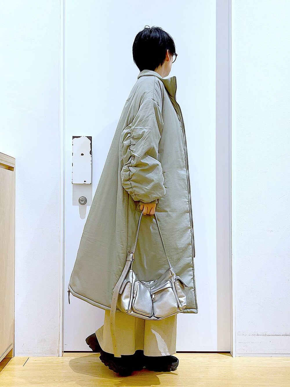 「リラックス、若見え、ゆったり、休日コーデ、骨格ウェーブ、LAKOLE、コート、冬アウター、カジュアルコーデ、おでかけ、ショルダーバッグ、ブーツ、メガネ、シンプルコーデ、ロングコート」｜「LAKOLEのミリタリー中綿コート / 135661（ミリタリージャケット、グリーン系）」を使った、あおき@LAKOLE海老名さん（レディース・156cm）の冬コーディネートの4枚目の写真