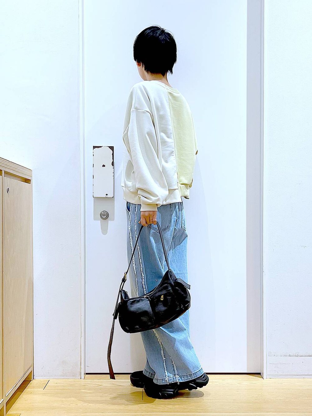 「リラックス、若見え、ゆったり、休日コーデ、骨格ウェーブ、LAKOLE、スウェット、カジュアルコーデ、春コーデ、シンプルコーデ、デニムパンツ、ショルダーバッグ、ブーツ、カジュアル」｜「LAKOLEのニットスニーカーソールブーツ / 140064（ブーツ、ブラック系）」を使った、あおき@LAKOLE海老名さん（レディース・156cm）の冬コーディネートの3枚目の写真