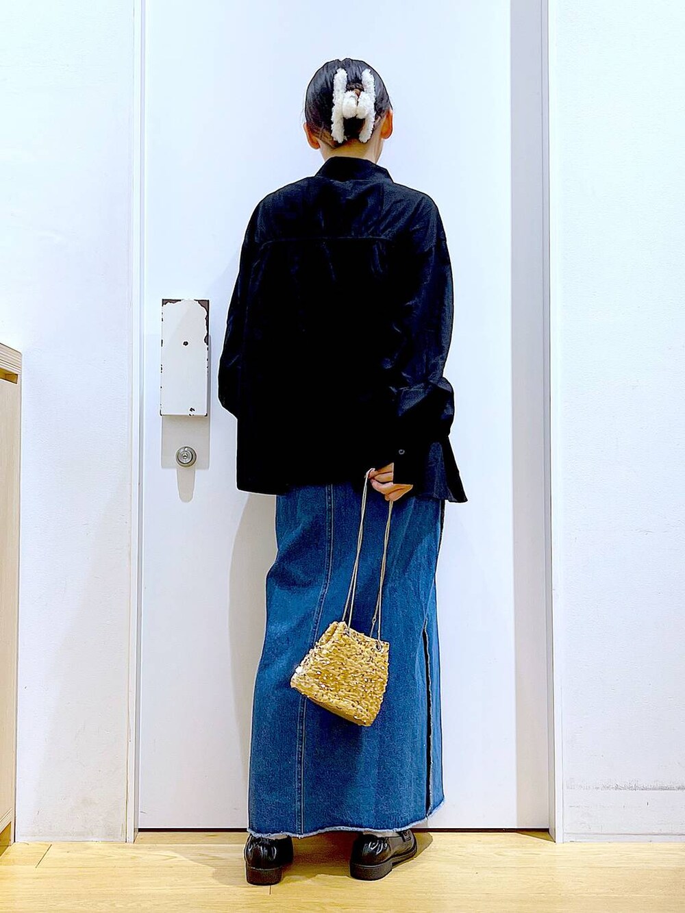 ベージュ系のショルダーバッグ、ブラック系のローファー、ブラック系のシャツ/ブラウスを着用したレディースの秋コーディネートの5枚目の写真