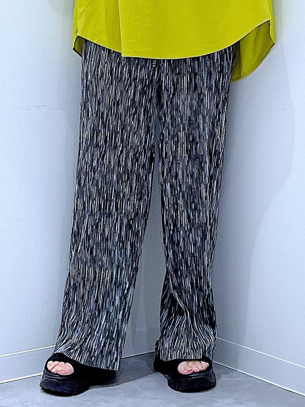 ブラック系のスニーカー、ブラック系のショルダーバッグ、グリーン系のTシャツ/カットソーを着用したレディースの夏コーディネートの8枚目の写真