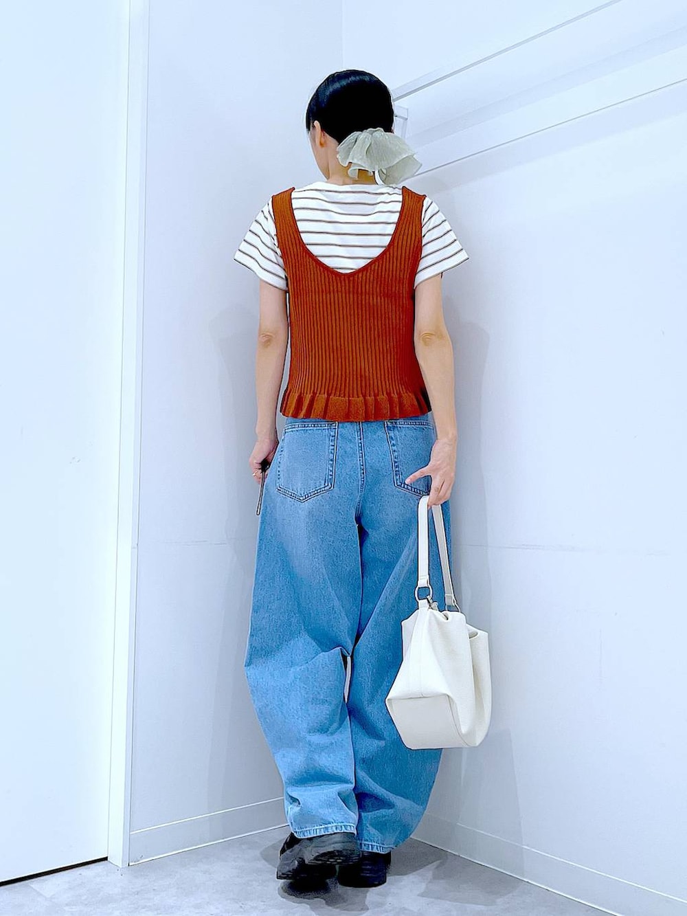 ブラウン系のその他トップス、ベージュ系のTシャツ/カットソー、ブルー系のデニムパンツを着用したレディースの夏コーディネートの5枚目の写真
