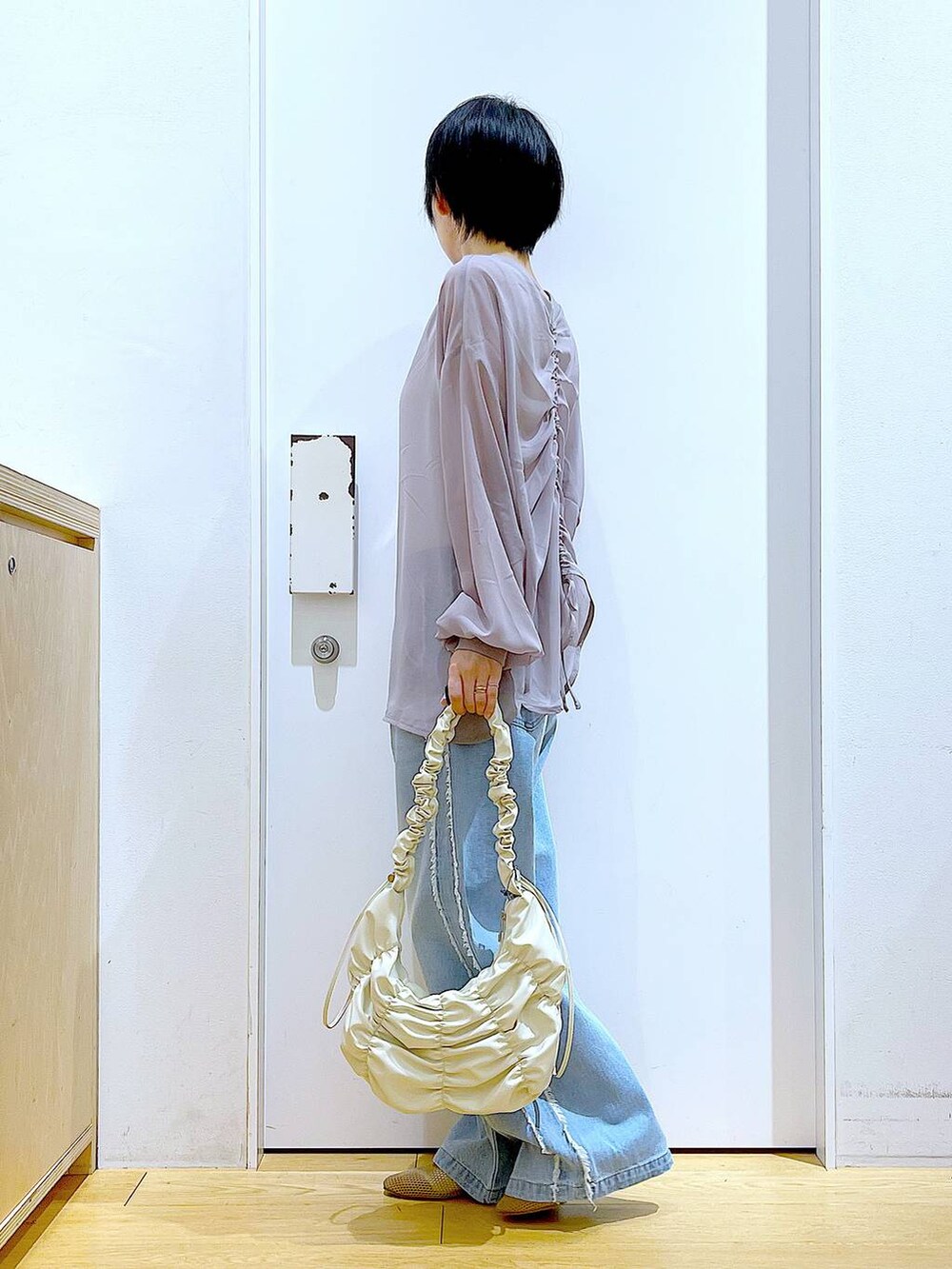 ベージュ系のパンプス、ブルー系のデニムパンツ、グレー系のシャツ/ブラウスを着用したレディースの夏コーディネートの3枚目の写真