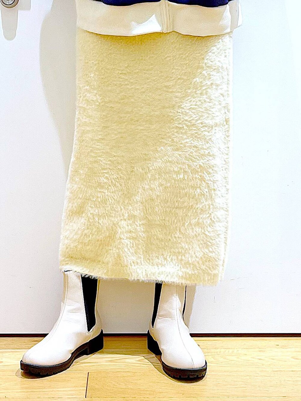 ベージュ系のブーツ、ブルー系のトートバッグ、ブルー系のスウェットを着用したレディースの冬コーディネートの8枚目の写真