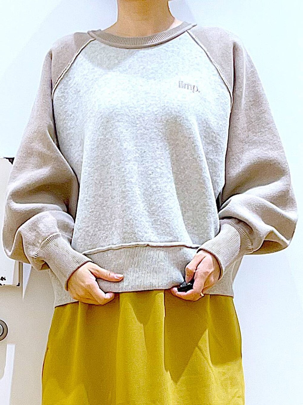 ホワイト系のショルダーバッグ、ブラック系のブーツ、ベージュ系のニット/セーターを着用したレディースの冬コーディネートの7枚目の写真