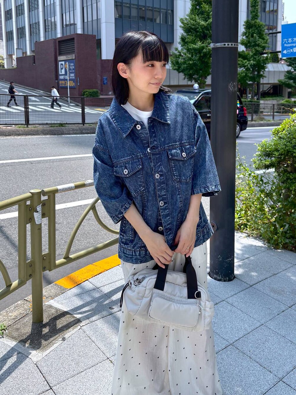 ブルー系のシャツ/ブラウス、ホワイト系のサンダル、ホワイト系のショルダーバッグを着用したレディースの夏コーディネートの2枚目の写真