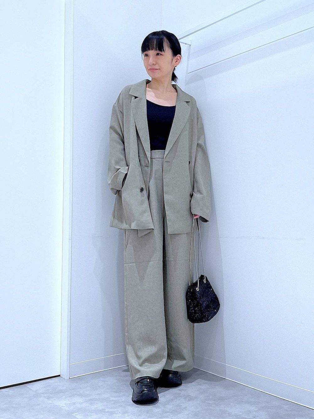 ブラック系のショルダーバッグ、ブラック系のローファー、ブラウン系のテーラードジャケットを着用したレディースの秋コーディネートの2枚目の写真