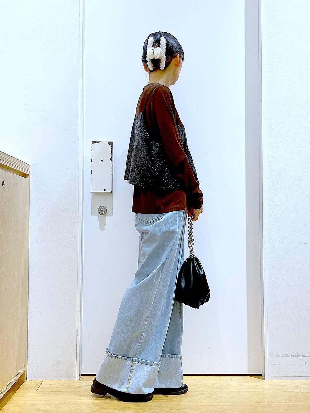 ブラック系のショルダーバッグ、ブラック系のローファー、ブラック系のベストを着用したレディースの秋コーディネートの4枚目の写真