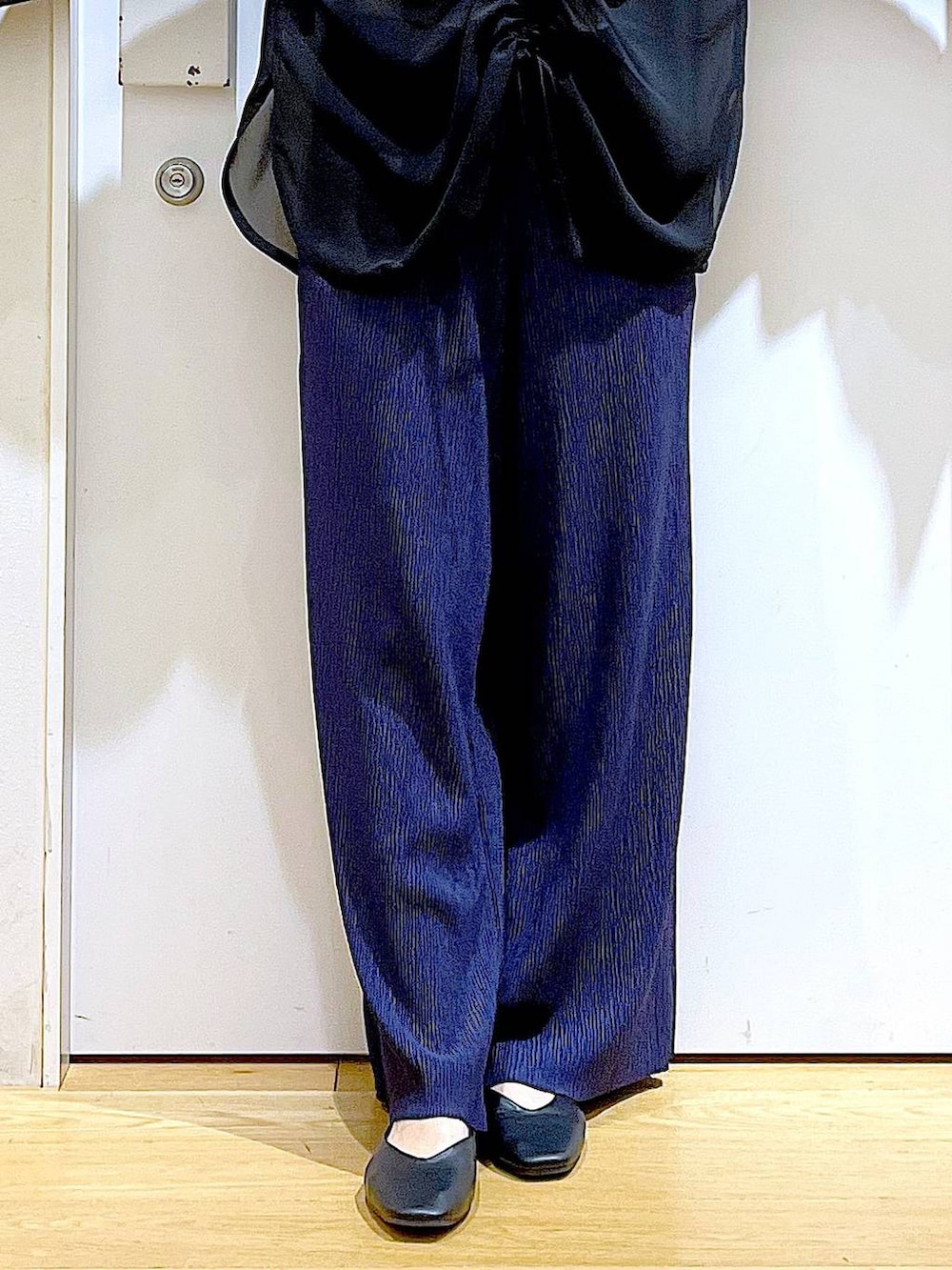 ブラック系のパンプス、ブラック系のショルダーバッグ、ブラック系のシャツ/ブラウスを着用したレディースの夏コーディネートの8枚目の写真